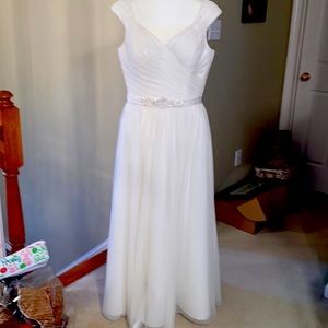 Beautiful David’s Bridal Wedding Prom Event Dress A-line & Beaded Sash Size 14